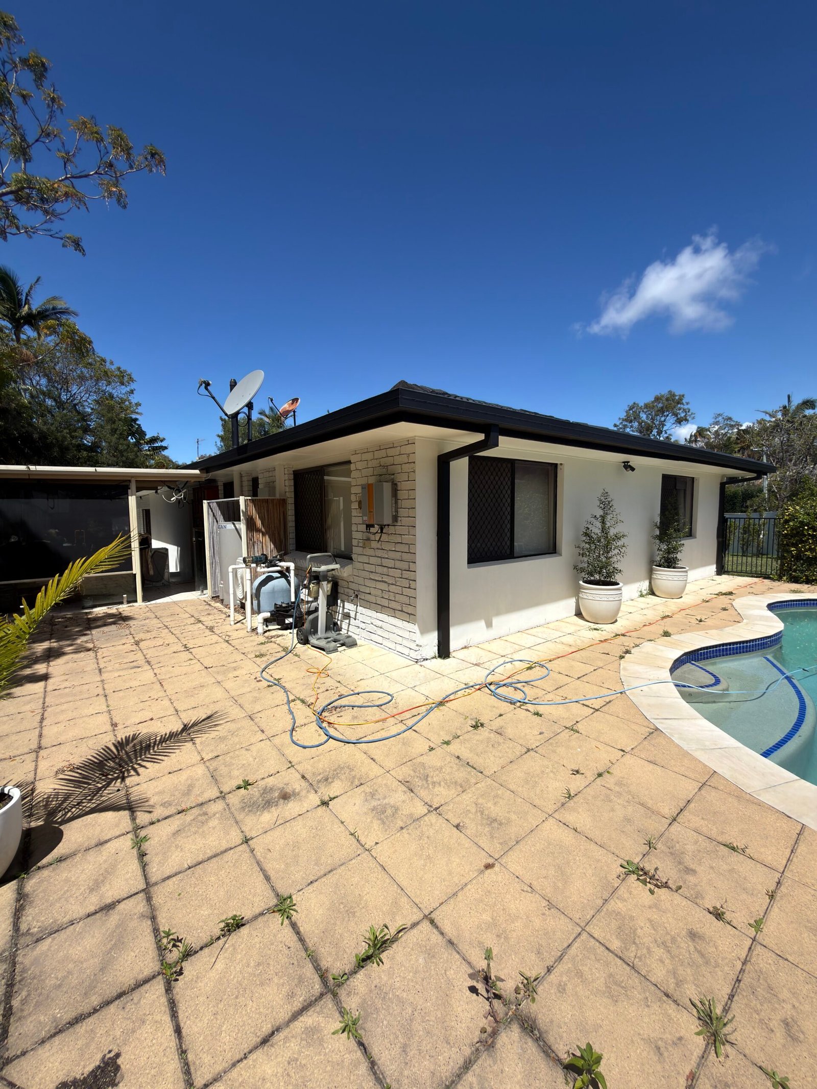 Exterior house painting poolside view in Benowa, Gold Coast, by Elite Painting Australia.
